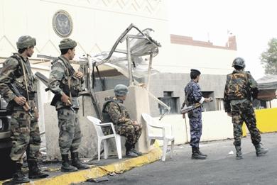 جنود يمنيون يقومون بحماية السفارة الأميركية أمس الأول الخميس جنود يمنيون يقومون بحماية السفارة الأميركية أمس الأول الخميس