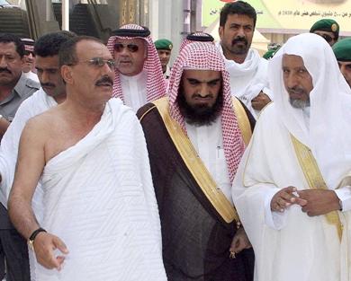 الرئيس والوفد المرافق له أثناء تأديتهم مناسك العمرة برفقة مسئولين سعوديين الرئيس والوفد المرافق له أثناء تأديتهم مناسك العمرة برفقة مسئولين سعوديين