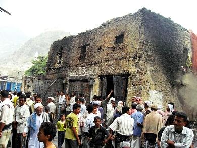 المحلات التجارية المحترقة بشارع الجمهورية بتعز فجر أمس
