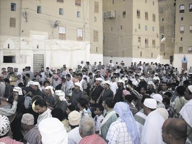 الفرقة العسكرية المقلدة يحيط بها الأهالي الفرقة العسكرية المقلدة يحيط بها الأهالي