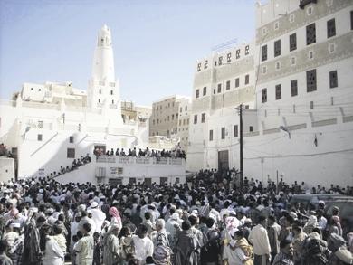 الأهالي بساحة الحصن أول أيام العيد الأهالي بساحة الحصن أول أيام العيد