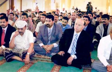 نائب الرئيس في مسجد حقات يستمع لخطبتي العيد نائب الرئيس في مسجد حقات يستمع لخطبتي العيد