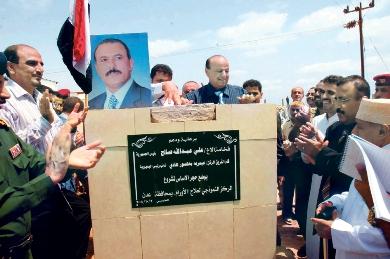 ويضع حجر الأساس لمشروع المركز النموذجي للأورام ويضع حجر الأساس لمشروع المركز النموذجي للأورام