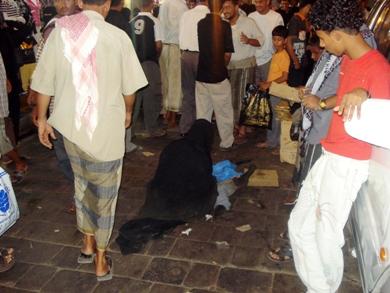 معاقة تزحف بين الناس تبحث عن من يعينها معاقة تزحف بين الناس تبحث عن من يعينها