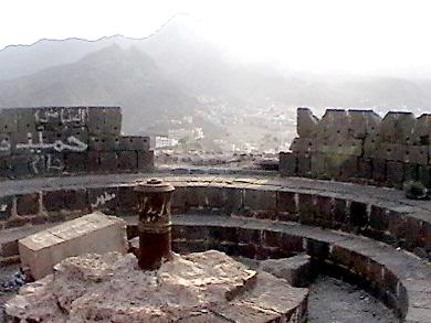 صورة توضح جزءا من الأحجار التي ألقي بها في البحر صورة توضح جزءا من الأحجار التي ألقي بها في البحر