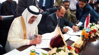 السفير القطري ووزير الاشغال العامة أثناء توقيع الاتفاقية السفير القطري ووزير الاشغال العامة أثناء توقيع الاتفاقية