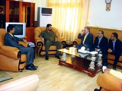 محافظ عدن لدى لقائه رئيس شركة فايكن واشنطن