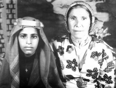 الفقيدة وبجانبها لحسون صالح مصلح وكيل محافظة الضالع وهو في السابعة من العمر والذي منحته الحب والرعاية كما فعلت مع أبيه الفقيدة وبجانبها لحسون صالح مصلح وكيل محافظة الضالع وهو في السابعة من العمر والذي منحته الحب والرعاية كما فعلت مع أبيه