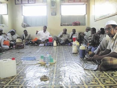 المحاضر جروان وهو يحاضر الأدباء والمثقفين المحاضر جروان وهو يحاضر الأدباء والمثقفين