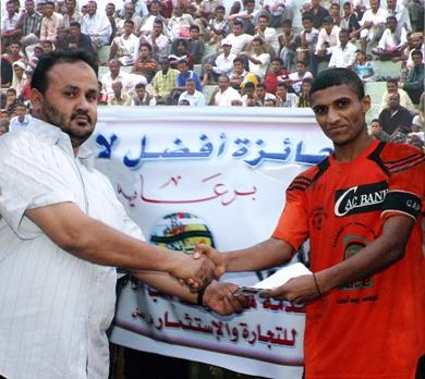لاعب شمسان عمر عبدالله حسين حصل على جائزة أفضل لاعب لاعب شمسان عمر عبدالله حسين حصل على جائزة أفضل لاعب