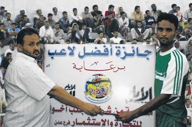 حسين الصغير لاعب العين حصل على جائزة أفضل لاعب حسين الصغير لاعب العين حصل على جائزة أفضل لاعب