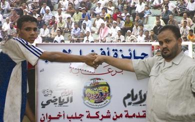 عبد الله عياش لاعب الهلال يتسلم جائزة أفضل لاعب عبد الله عياش لاعب الهلال يتسلم جائزة أفضل لاعب