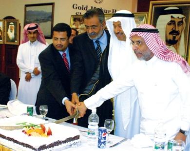 القنصل السعودي والنائب الشدادي وأمين محلي عدن شائف والشيخ بقشان يقطعون تورتة الحفل القنصل السعودي والنائب الشدادي وأمين محلي عدن شائف والشيخ بقشان يقطعون تورتة الحفل
