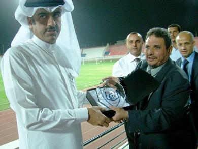 رئيسا ناديي الهلال والكويت يتبادلان الدروع
