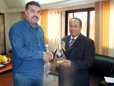 الشيخ سالم عزان يتبادل الهدايا مع أمين سر الاتحاد السوري