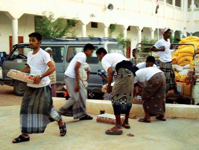الجمعية الإسلامية تقدم مواد إغاثة للمتضررين الذين هم في مدرسة سحيل شبام الجمعية الإسلامية تقدم مواد إغاثة للمتضررين الذين هم في مدرسة سحيل شبام
