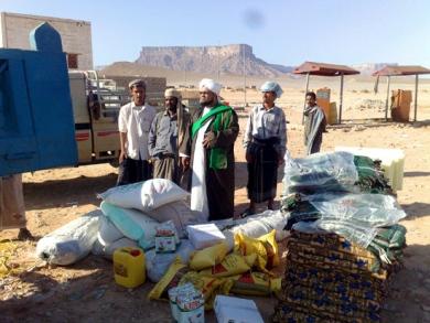 الشيخ بانافع يشرف على توزيع المعونات الشيخ بانافع يشرف على توزيع المعونات