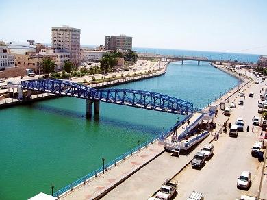 صورة من الجهة الغربية للخور التقطت أمس الأول باتجاه البحر ويظهر جسر أمبيخة عند نهاية الخور صورة من الجهة الغربية للخور التقطت أمس الأول باتجاه البحر ويظهر جسر أمبيخة عند نهاية الخور