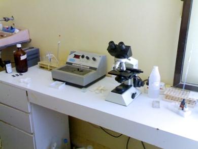 مختبر المستشفى بمعداته المتواضعة مختبر المستشفى بمعداته المتواضعة