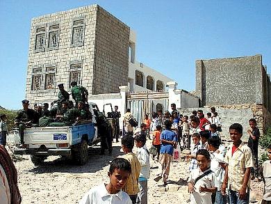 صورة من الانتشار الأمني أمام مقر اللجنة الانتخابية عقب إطلاق النار أمس صورة من الانتشار الأمني أمام مقر اللجنة الانتخابية عقب إطلاق النار أمس