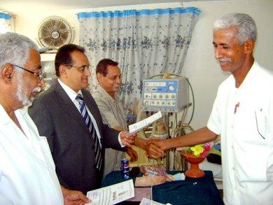 مدير عام مستشفى الجمهورية يسلم شهادة لأحد المتدربين مدير عام مستشفى الجمهورية يسلم شهادة لأحد المتدربين