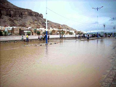 تبدو سحيل شبام في اليوم الثاني للسيول و الماء ينحسر من أمام مدينة شيام تبدو سحيل شبام في اليوم الثاني للسيول و الماء ينحسر من أمام مدينة شيام