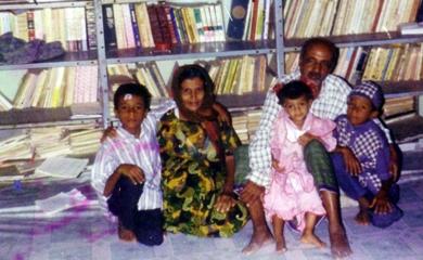 المناضل حسن حيدرة سعد في مكتبته هو وزوجته وأولاده التقطت في بداية عام 1980م المناضل حسن حيدرة سعد في مكتبته هو وزوجته وأولاده التقطت في بداية عام 1980م
