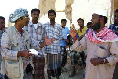 الزميل علوي بن سميط في حديث مع متضررين في (ثبي) أمس الزميل علوي بن سميط في حديث مع متضررين في (ثبي) أمس