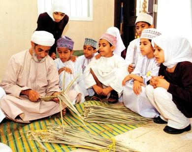 المهن اليدوية وحرص على تناقلها من الأجداد إلى الأحفاد المهن اليدوية وحرص على تناقلها من الأجداد إلى الأحفاد