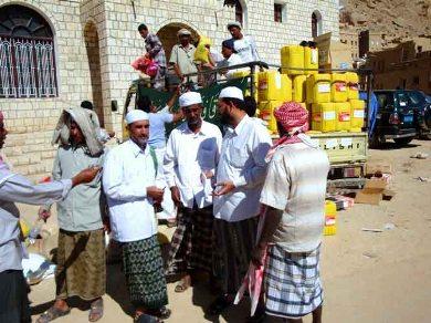 العلامة عبدالله الجيلاني يوزع المواد الغذائية بنفسه في دوعن العلامة عبدالله الجيلاني يوزع المواد الغذائية بنفسه في دوعن