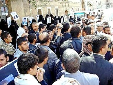 جانب من المعتصمين والمعتصمات أمام مجلس النواب جانب من المعتصمين والمعتصمات أمام مجلس النواب