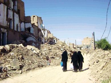 نساء في مشطة في شارع منهار الأحد الماضي نساء في مشطة في شارع منهار الأحد الماضي