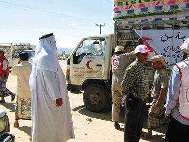 سيارة هدية من الصليب الأحمر الياباني لليمن عليها حمولة إغاثة في الوادي سيارة هدية من الصليب الأحمر الياباني لليمن عليها حمولة إغاثة في الوادي