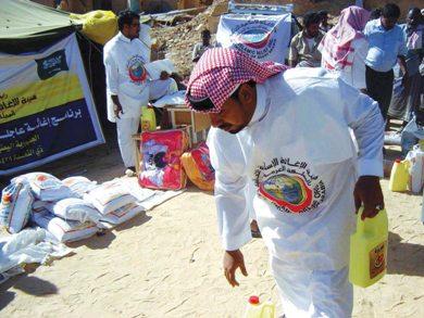 عضو إغاثة عربية أثناء توزيع المساعدات عضو إغاثة عربية أثناء توزيع المساعدات