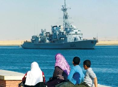 سفينة حربية فرنسية لدى عبورها أمام ميناء السويس أمس في طريقها للانضمام إلى القوى الأوروبية في خليج عدن سفينة حربية فرنسية لدى عبورها أمام ميناء السويس أمس في طريقها للانضمام إلى القوى الأوروبية في خليج عدن