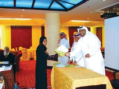 الزميلة خديجة بن بريك أثناء تسلمها الشهادة في اختتام الدورة بالرياض الزميلة خديجة بن بريك أثناء تسلمها الشهادة في اختتام الدورة بالرياض