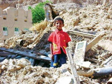 على الانقاض طفل وابتسامة لغد افضل على الانقاض طفل وابتسامة لغد افضل