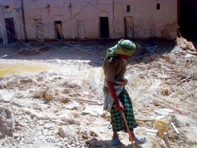 طاعن في السن يتوكأ عصاه وسط الدمار طاعن في السن يتوكأ عصاه وسط الدمار