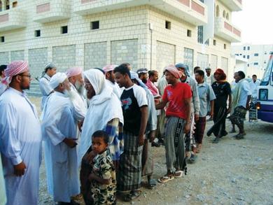 قيادة المؤسسة والاهالي في سيئون يستقبلون المتضررين قيادة المؤسسة والاهالي في سيئون يستقبلون المتضررين