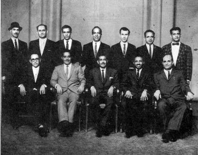 هذه الصورة التقطت للوفد اليمني برئاسة السيد وزير شؤون الهجرة والمغتربين وذلك أثناء زيارة الوفد لمدينة ديترويت في أمريكا الشمالية في رمضان 1382هـ ، الجالسون يتوسطهم وزير المغتربين السيد محمد مهيوب ثابت، وعن يمينه نائب وزير المغتربين السيد عبدالرحمن عبدالله الحكيمي، السيد محسن مسعد المريسي وعن يساره السيد محمد سعد القباطي الوزير المفوض في الجمهورية الصومالية والسيد صالح محمد الشغدري هذه الصورة التقطت للوفد اليمني برئاسة السيد وزير شؤون الهجرة والمغتربين وذلك أثناء زيارة الوفد لمدينة ديترويت في أمريكا الشمالية في رمضان 1382هـ ، الجالسون يتوسطهم وزير المغتربين السيد محمد مهيوب ثابت، وعن يمينه نائب وزير المغتربين السيد عبدالرحمن عبدالله الحكيمي، السيد محسن مسعد المريسي وعن يساره السيد محمد سعد القباطي الوزير المفوض في الجمهورية الصومالية والسيد صالح محمد الشغدري