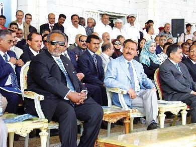 الرئيس علي عبدالله صالح مع ضيفه الرئيس الجيبوتي عمر جيله في المهرجان أمس الرئيس علي عبدالله صالح مع ضيفه الرئيس الجيبوتي عمر جيله في المهرجان أمس