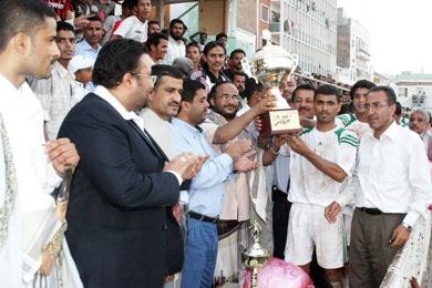 قائد فريق شعب إب يتسلم كأس البطولة قائد فريق شعب إب يتسلم كأس البطولة