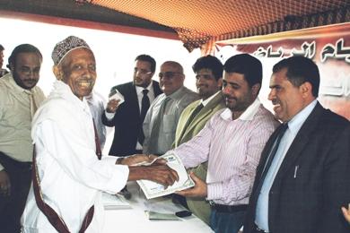 العيسي يكرم اللاعب العملاق علي الصيني العيسي يكرم اللاعب العملاق علي الصيني