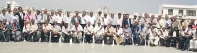 صورة جماعية للمكرمين مع كبار الضيوف صورة جماعية للمكرمين مع كبار الضيوف