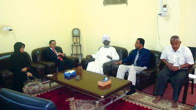 السفير الأندونيسي أثناء لقائه نائب رئيس جامعة الأحقاف السفير الأندونيسي أثناء لقائه نائب رئيس جامعة الأحقاف