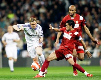 لقطة من مباراة اشبيلية وريال مدريد من الارشيف لقطة من مباراة اشبيلية وريال مدريد من الارشيف