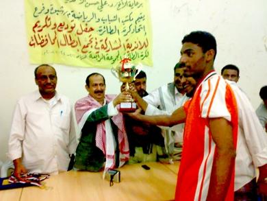 قائد الفريق يستلم كأس بطولة التجمع من الاخ المحافظ قائد الفريق يستلم كأس بطولة التجمع من الاخ المحافظ