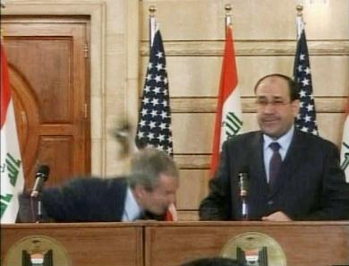 الرئيس بوش اثناء تفاديه الحذاء الطائر