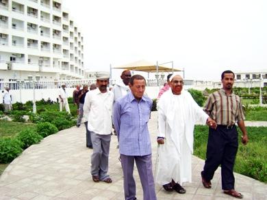 عدد من المكرمين في طريقهم إلى قاعة التكريم عدد من المكرمين في طريقهم إلى قاعة التكريم