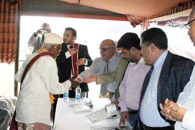 صالح المزماز أثناء تكريمه صالح المزماز أثناء تكريمه